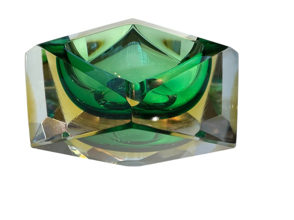 Figura antiga de cristal de Murano verde com forma única.