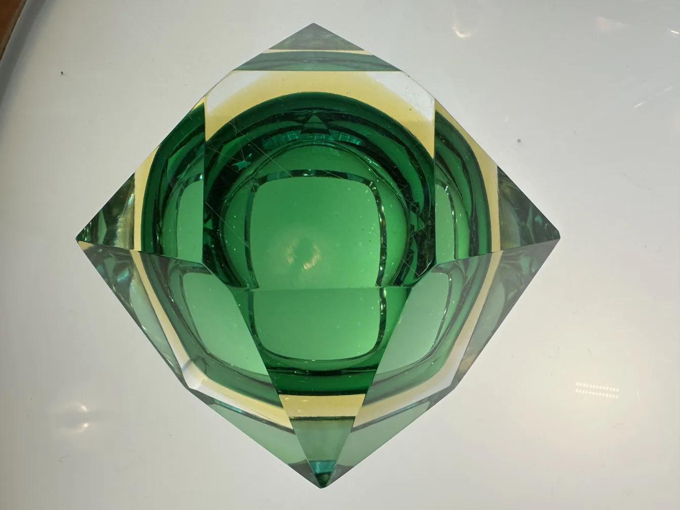 Cristal de Murano antigo em verde, com formas angulares e design atraente.
