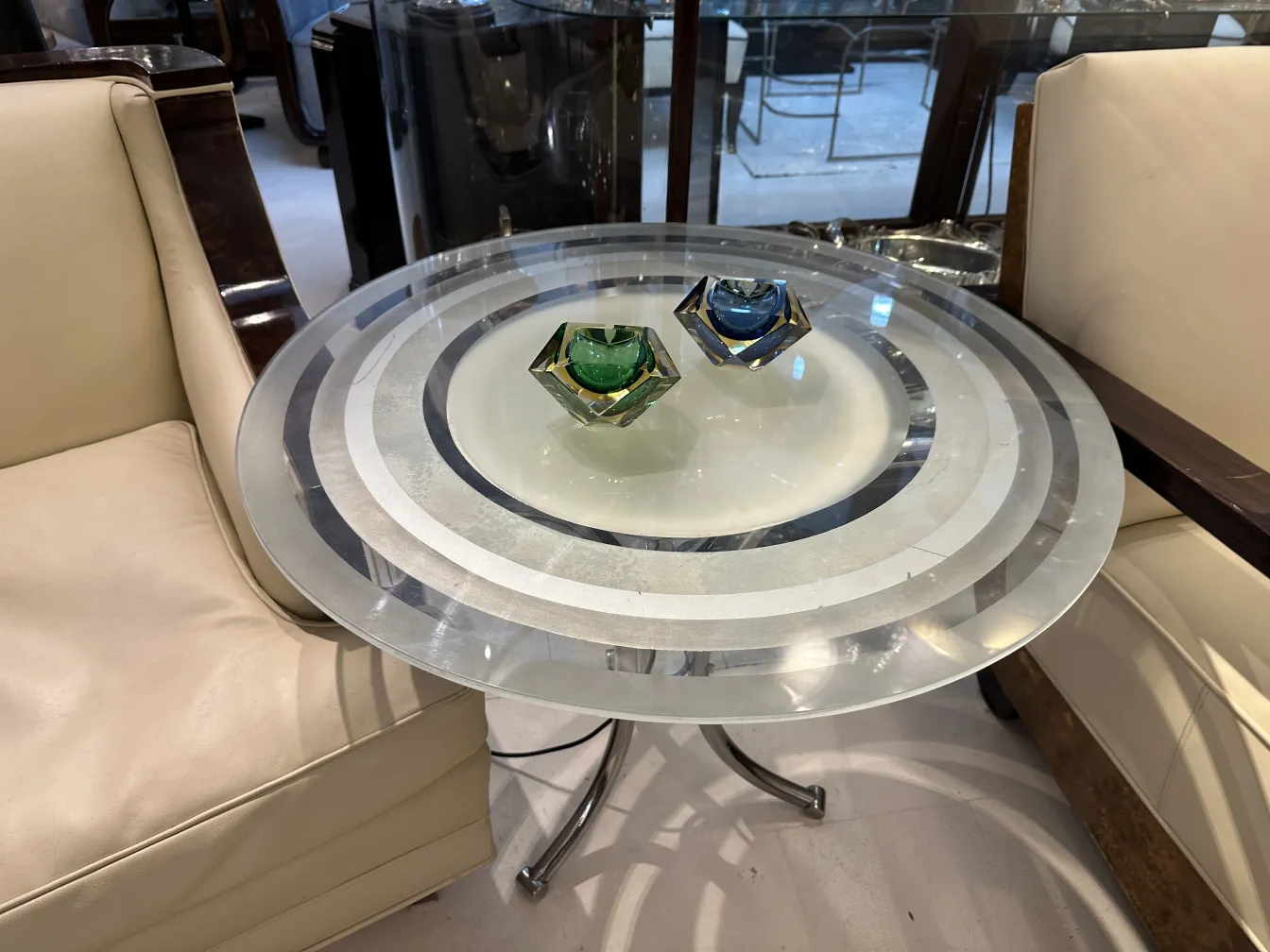 テーブルの上に緑と青のムラーノガラスの作品