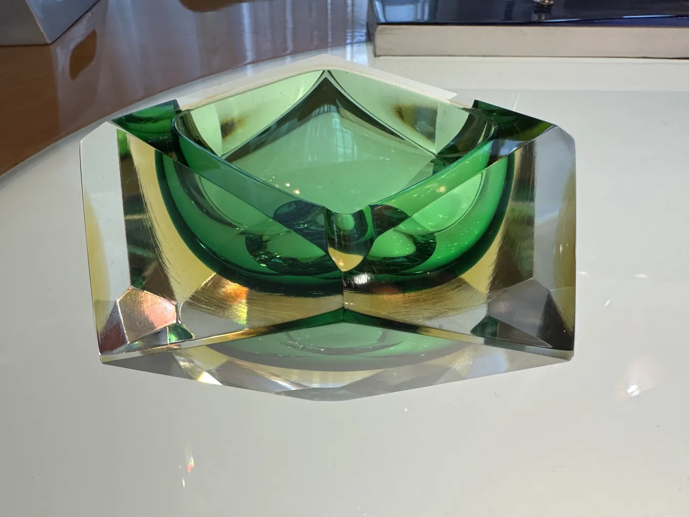 Cristal de Murano antigo em forma de tigela verde, brilhante.