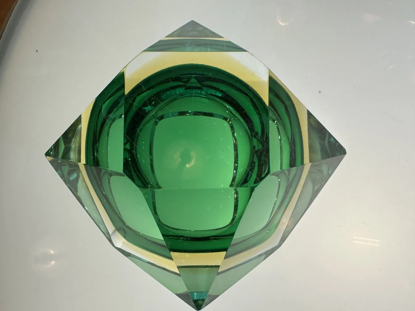 Cristal de Murano antiguo verde con formas geométricas en un ambiente claro
