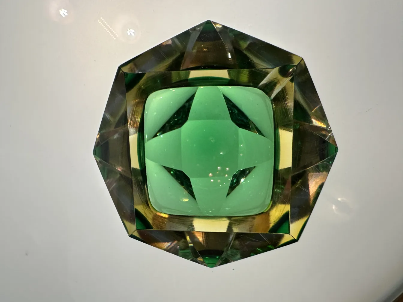 Cristal de Murano antigo na forma octogonal verde