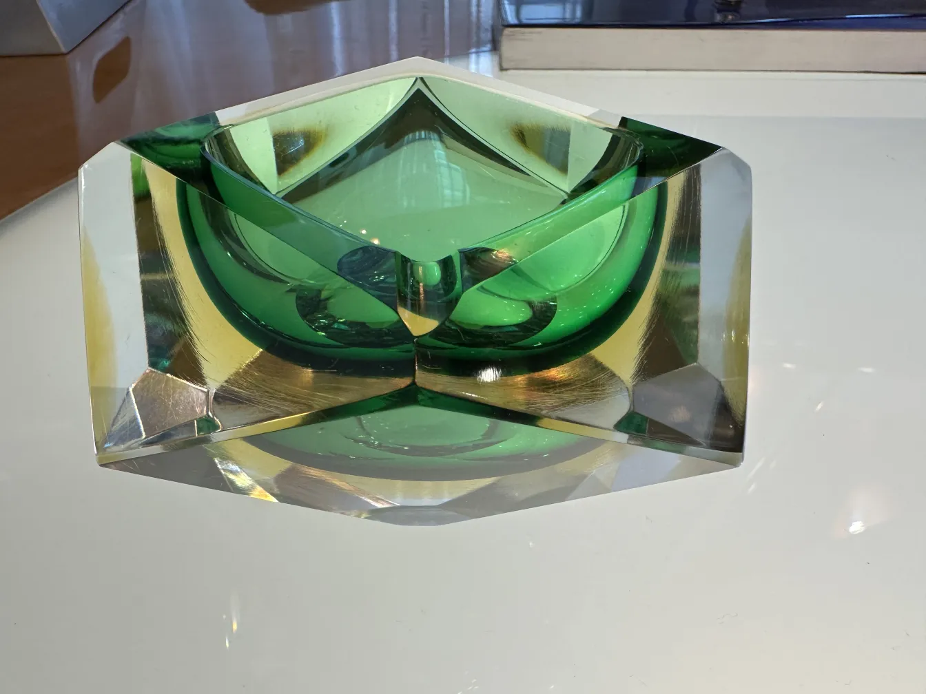 Antikes grünes Murano-Glas mit dekorativer Form