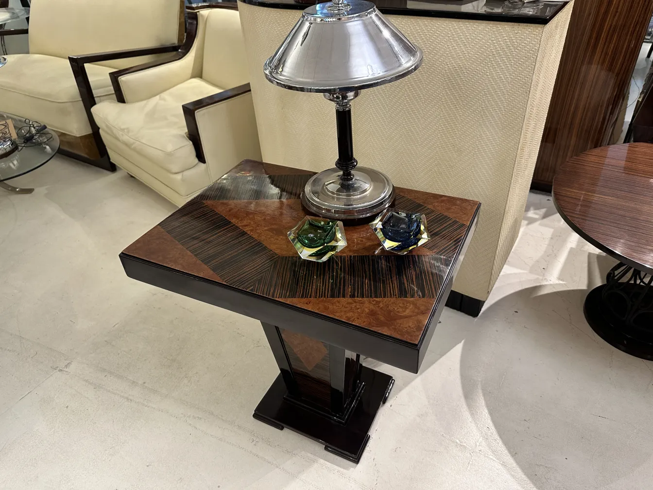 Tavolino con vetro di Murano e lampada decorativa antica