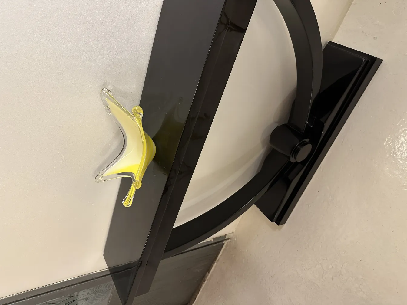 antikes murano-glas gelb in einem schwarzen halter