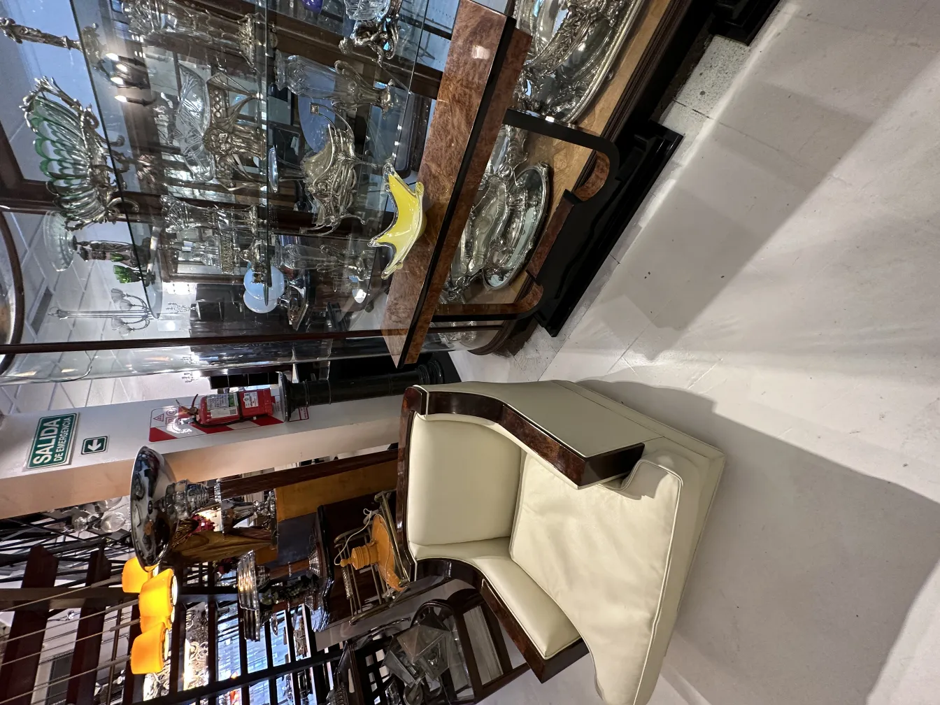 Vitrine mit antikem murano-glas und anderen dekorativen Gegenständen