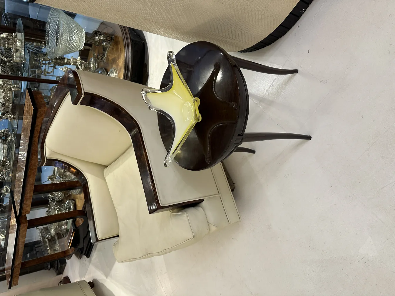 design jaune élégant du vieux cristal de murano sur une table en bois avec un canapé à proximité