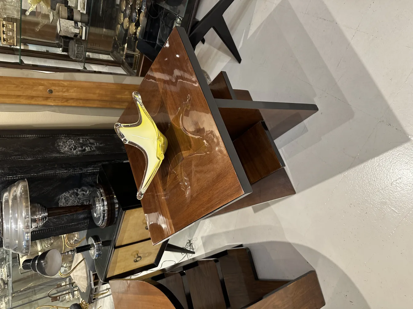 木製テーブルの上のムラーノガラスの黄色い飾り