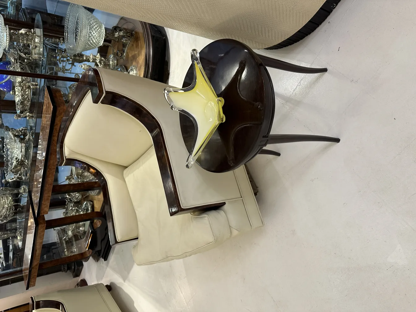 adorno de cristal de murano amarelo sobre mesa