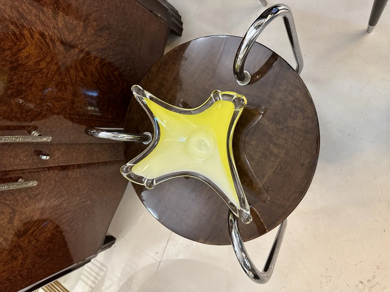 Cristal de Murano colorido em forma de estrela sobre mesa