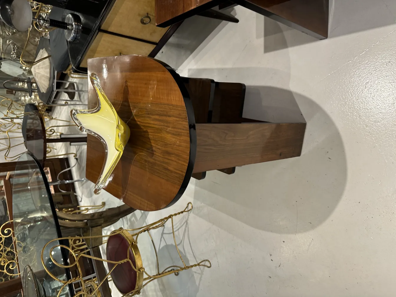 antigo vidro de murano amarelo em um ambiente clássico