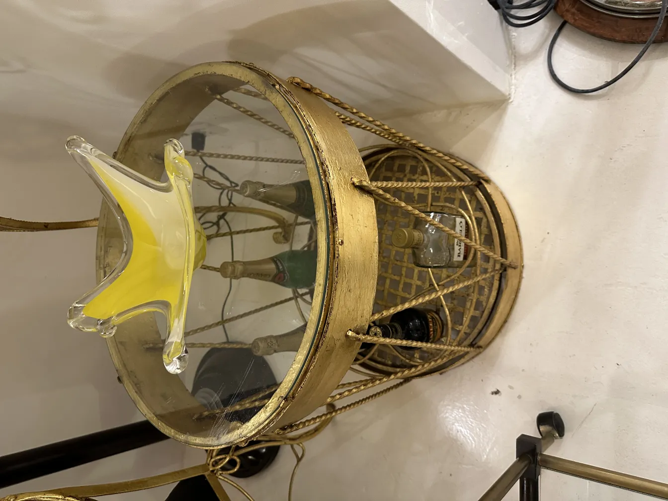 古老的穆拉诺玻璃黄色装饰形状放在桌子上