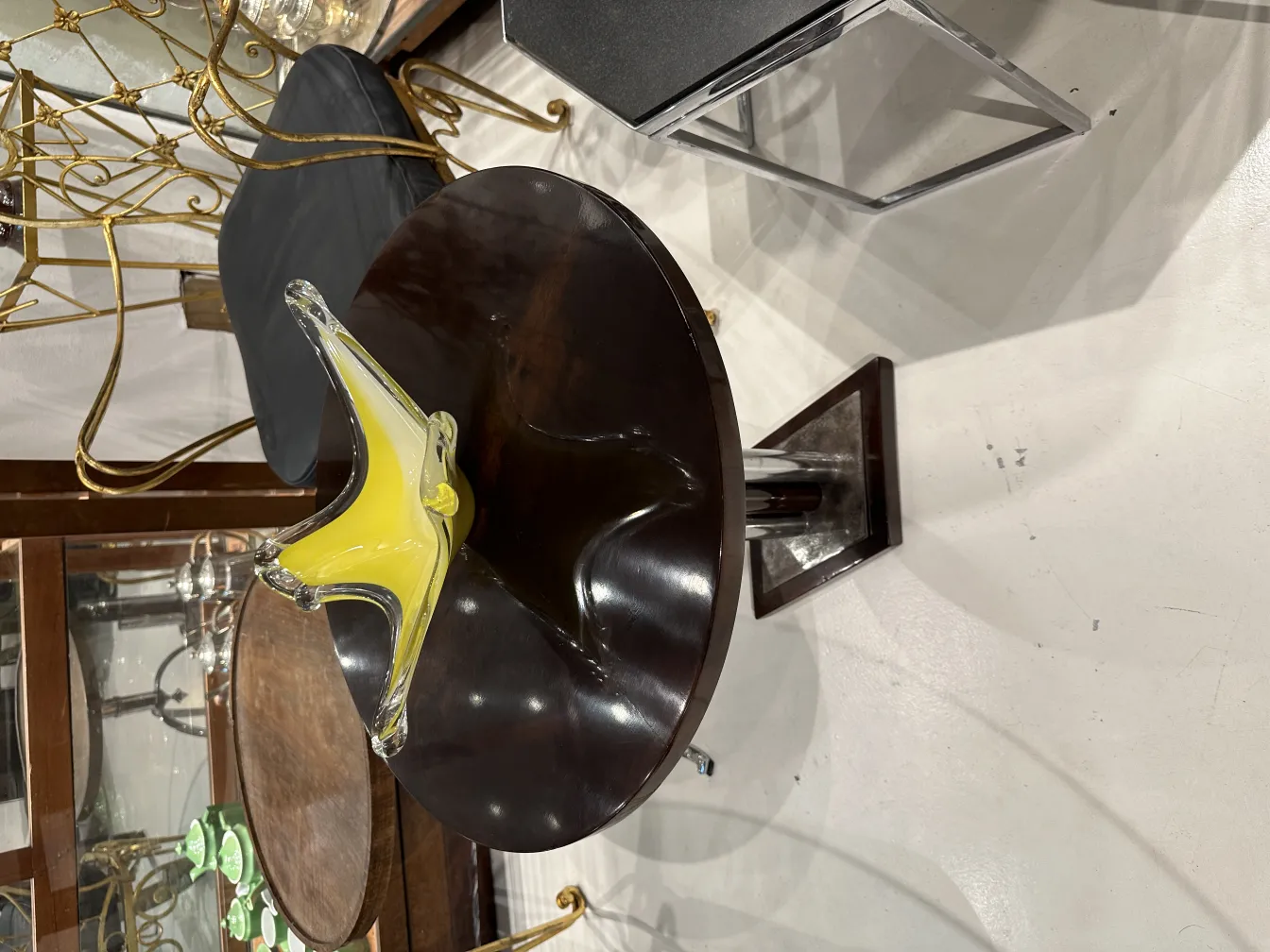 Cristal de Murano ancien de couleur jaune sur une table