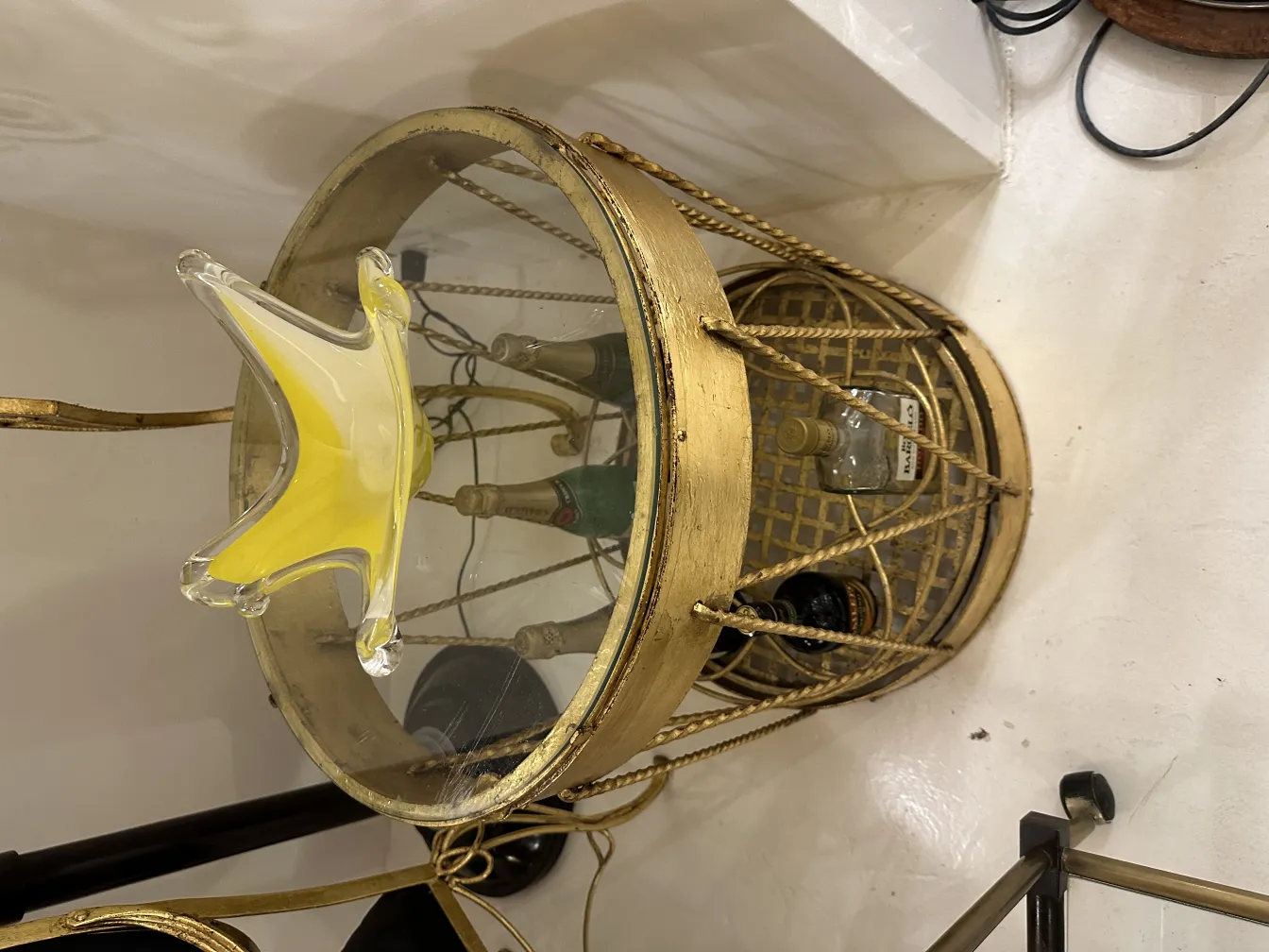 Cristal de Murano antigo com forma distinta e cor amarela, em um ambiente decorativo elegante.