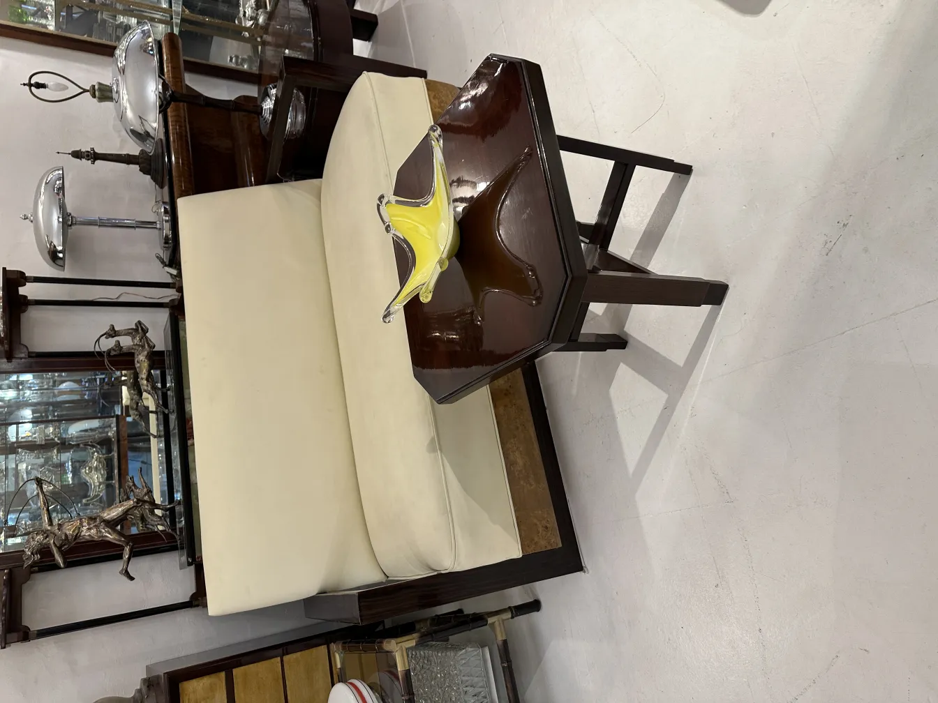 colorido cristal amarillo en forma de estrella, situado sobre una mesa de madera oscura