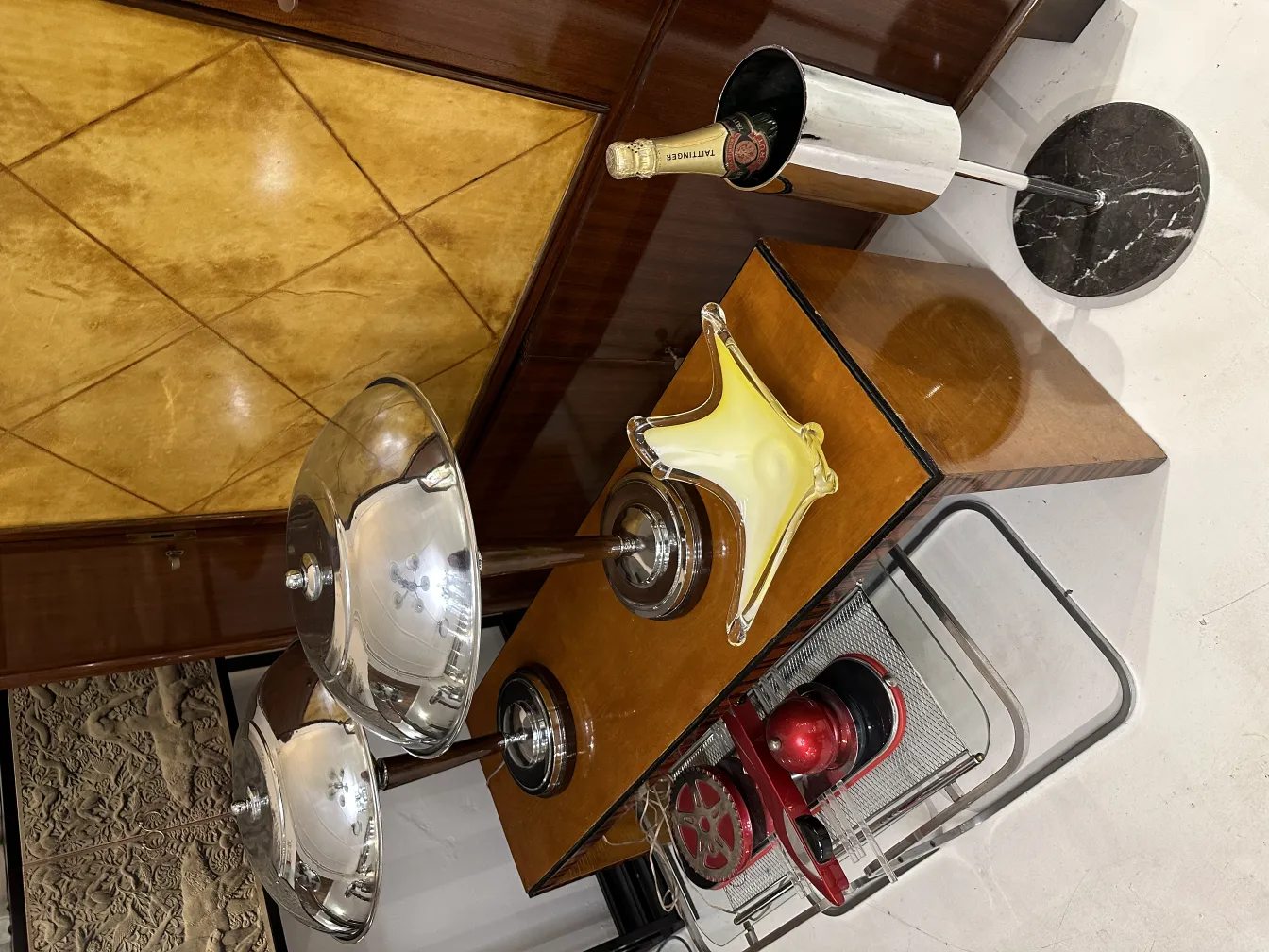 古老的黄色穆拉诺玻璃装饰品