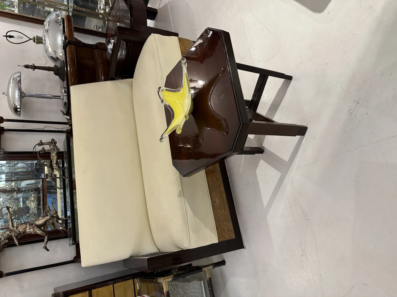 Antico vetro di Murano con forma decorativa e colore brillante