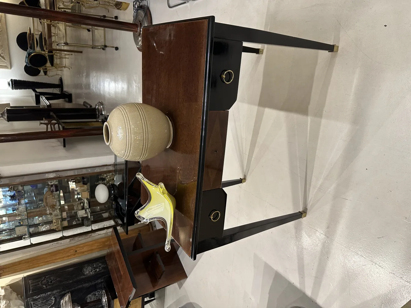 vecchio oggetto decorativo in vetro di murano con design giallo