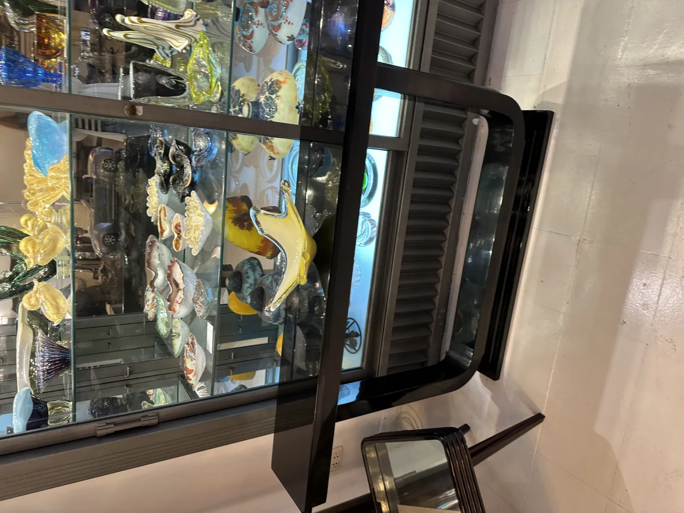 Antikes Murano-Glas in der Ausstellung, lebendige Farben.