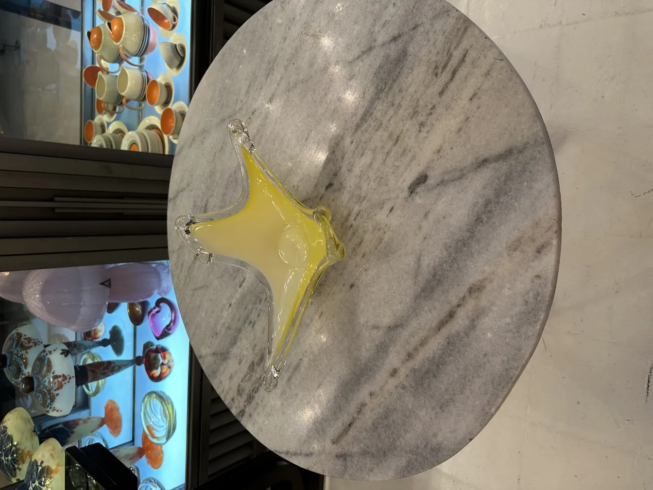 cristal de murano jaune décoratif en forme d'étoile sur table