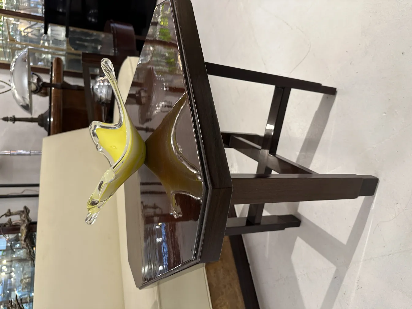 antico vetro di murano giallo su tavolo