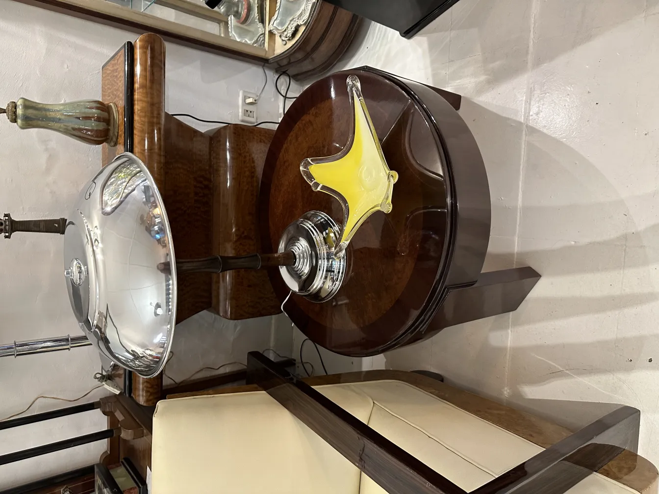 antike lampe mit dekorativem murano-glas in gelb