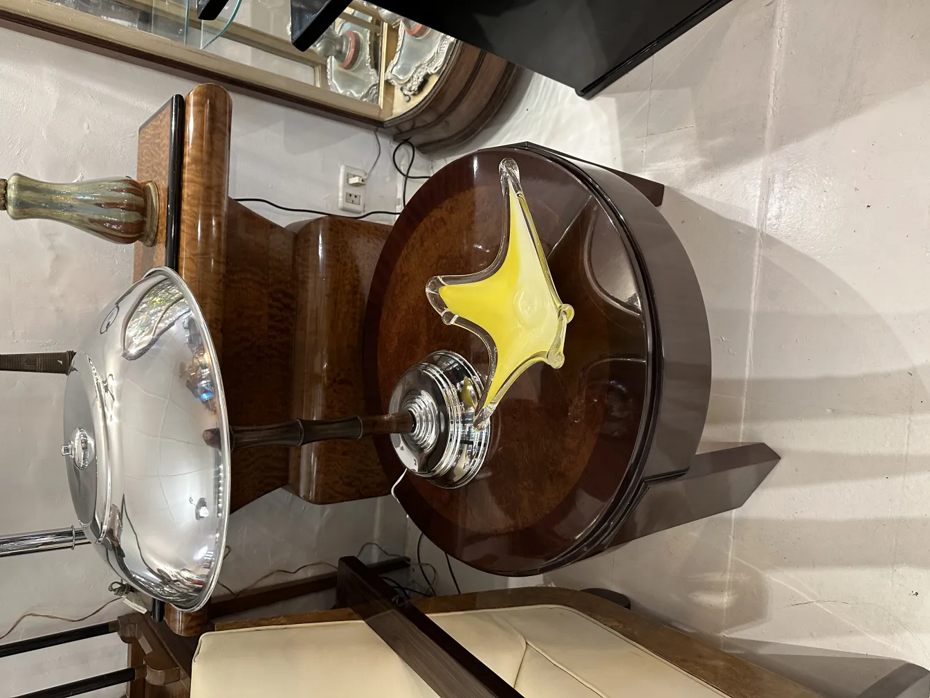 古董穆拉诺玻璃黄色，优雅环境中的木桌。