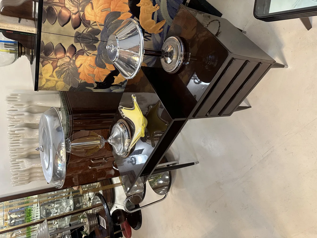 Antike Murano-Glas mit eleganten Formen und lebendigen Farben, perfekt für die Dekoration.