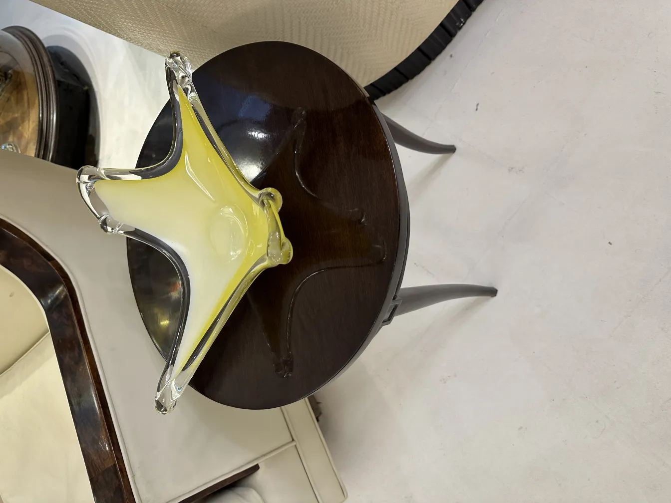 antica pezzo di vetro di murano con forma distintiva e colore giallo