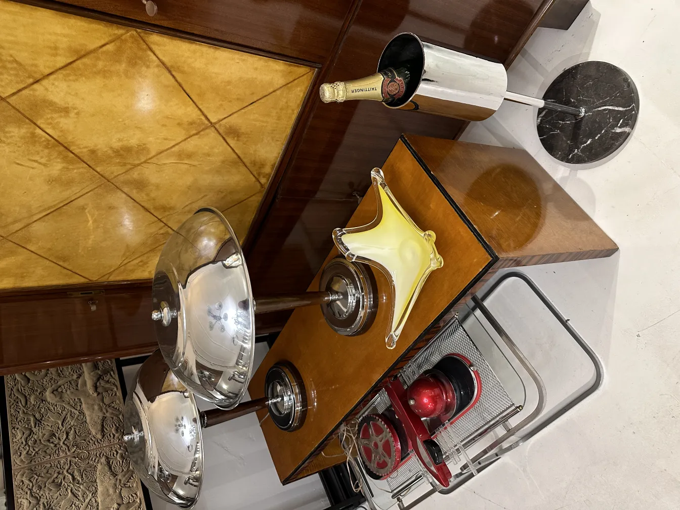 Antico vetro di Murano in forma decorativa, giallo, con dettagli lucidi, sfondo moderno.