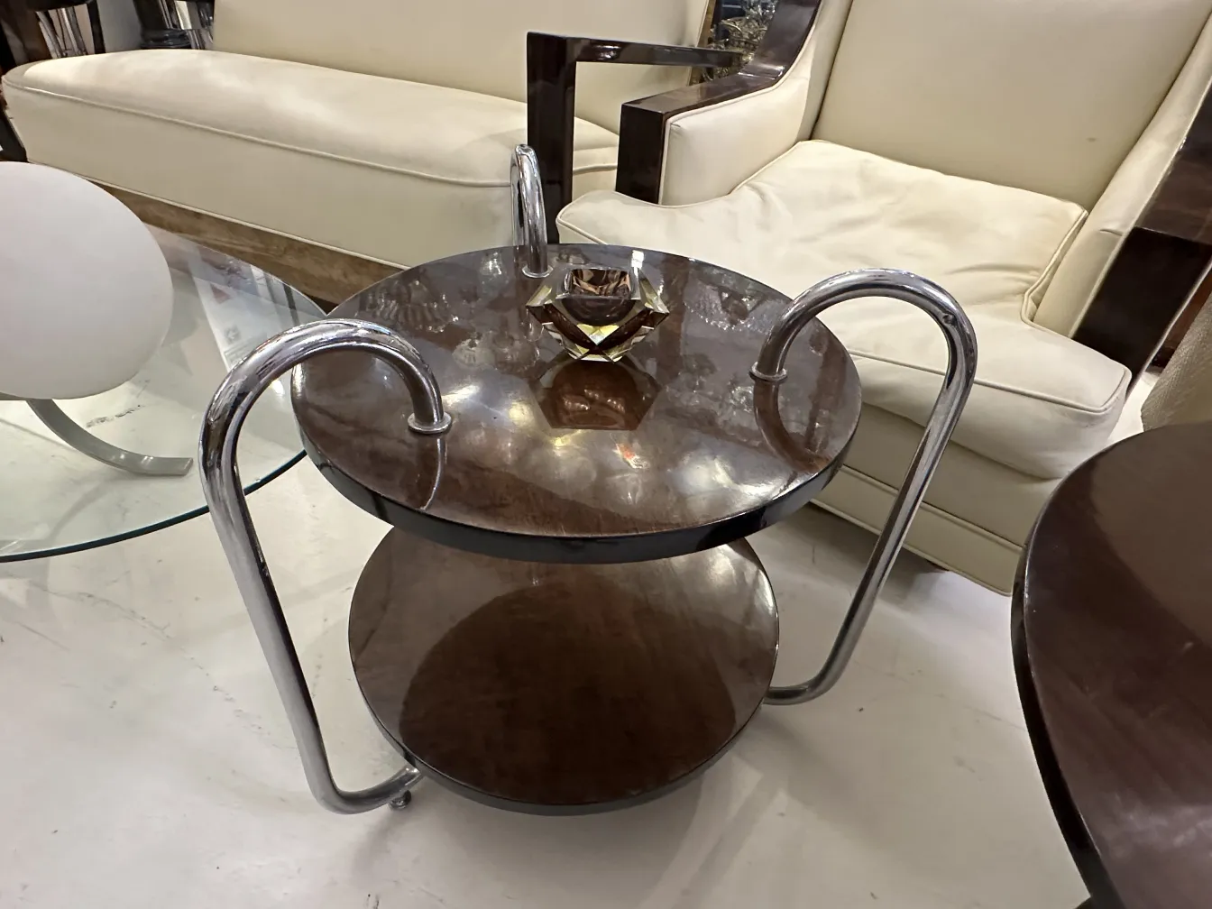 Mesa lateral com cristal de murano e aço, ambiente moderno