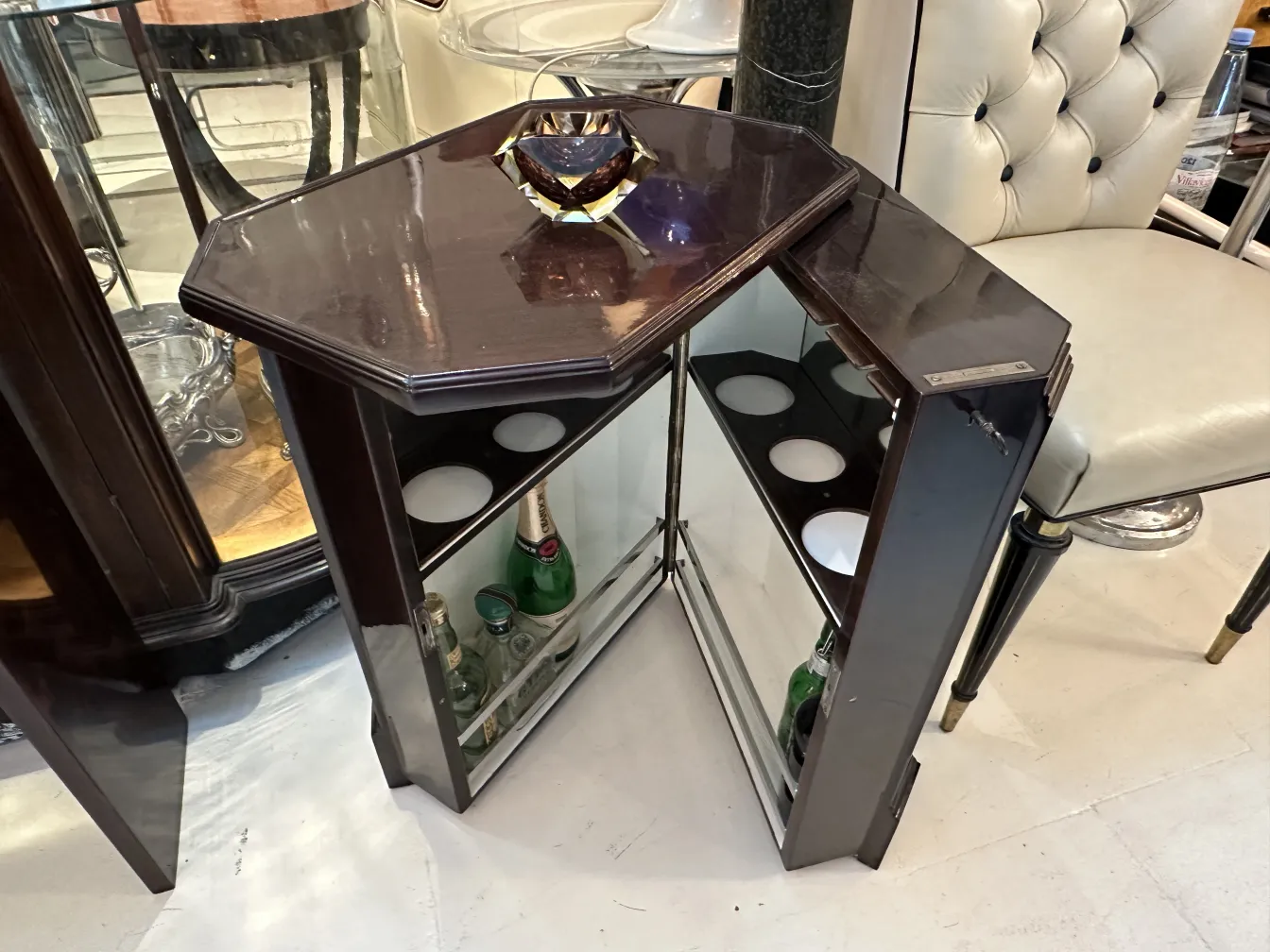 antiguo cristal de murano en mesa con espejo y botellas