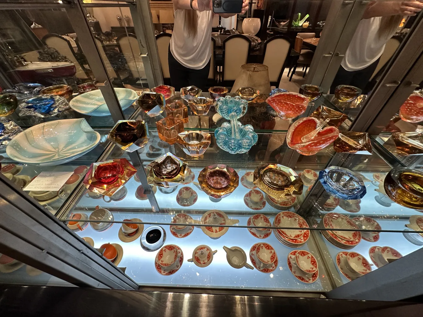 Antikes Murano-Glas, lebendige Farben ausgestellt