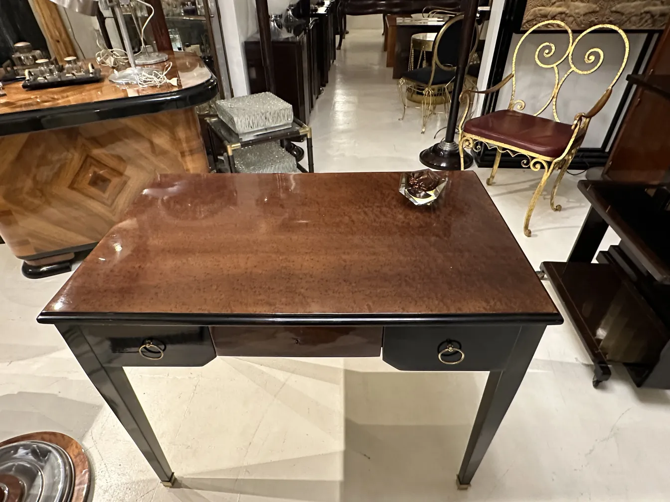 mesa de madera antigua con cristal de murano decorativo