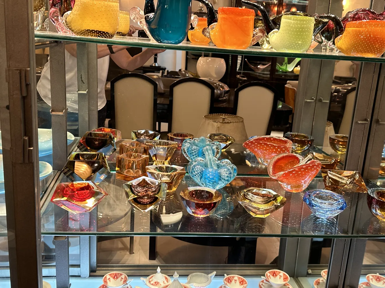 Vitrine avec ancien cristal de Murano de différentes couleurs.