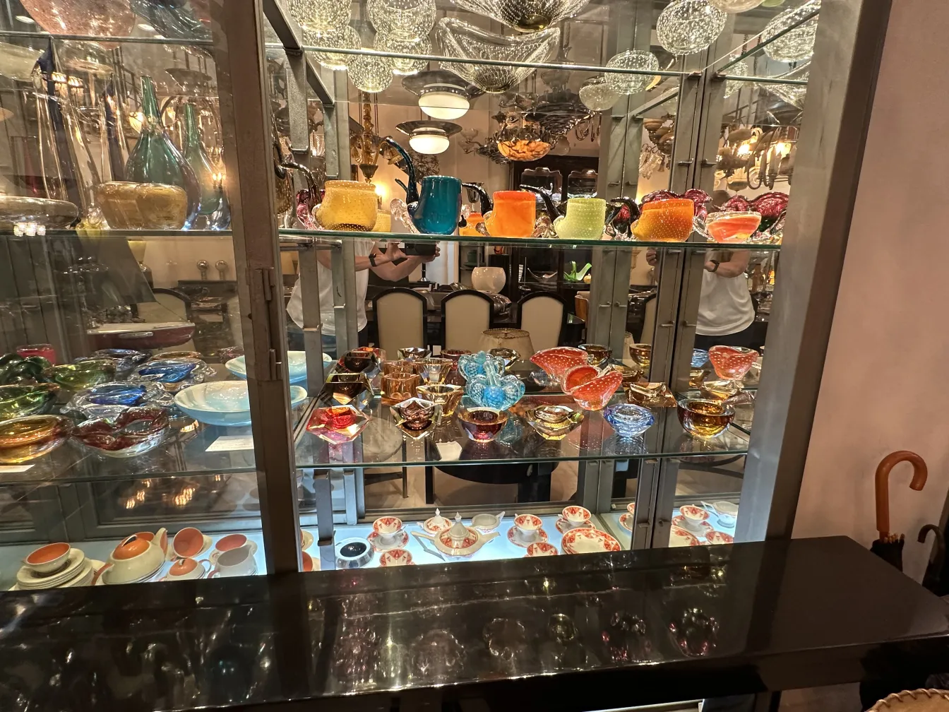 各种颜色的穆拉诺玻璃展示在橱窗中