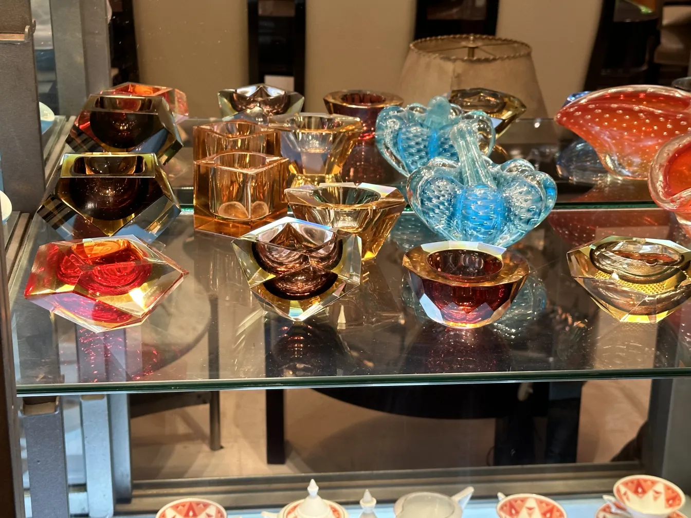 Conjunto de cristais de Murano em várias cores e formas.