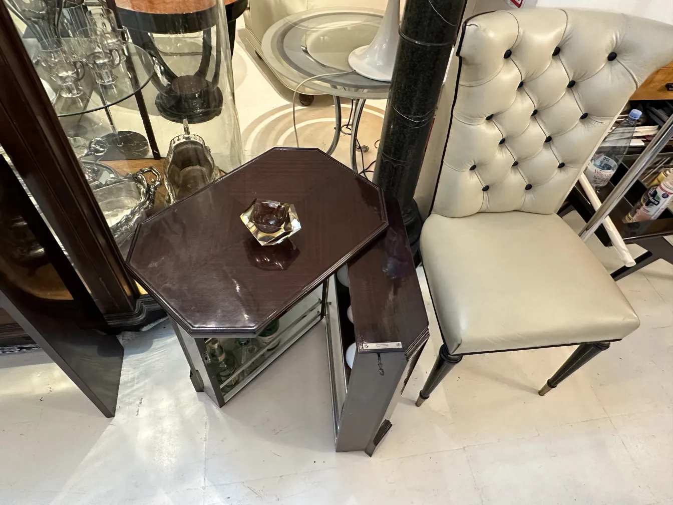 cristal de murano em uma mesa antiga, colorido e brilhante