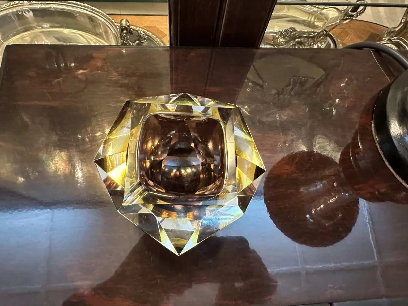 ancien cristal de murano décoratif avec des formes prismatiques