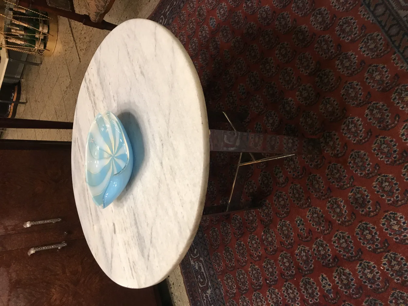 decorativo cristal de murano en tonos azules claros sobre mesa