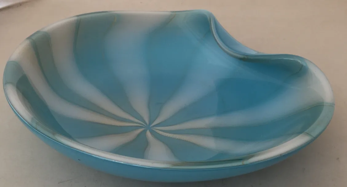 tigela antiga de cristal de murano azul com design ondulado