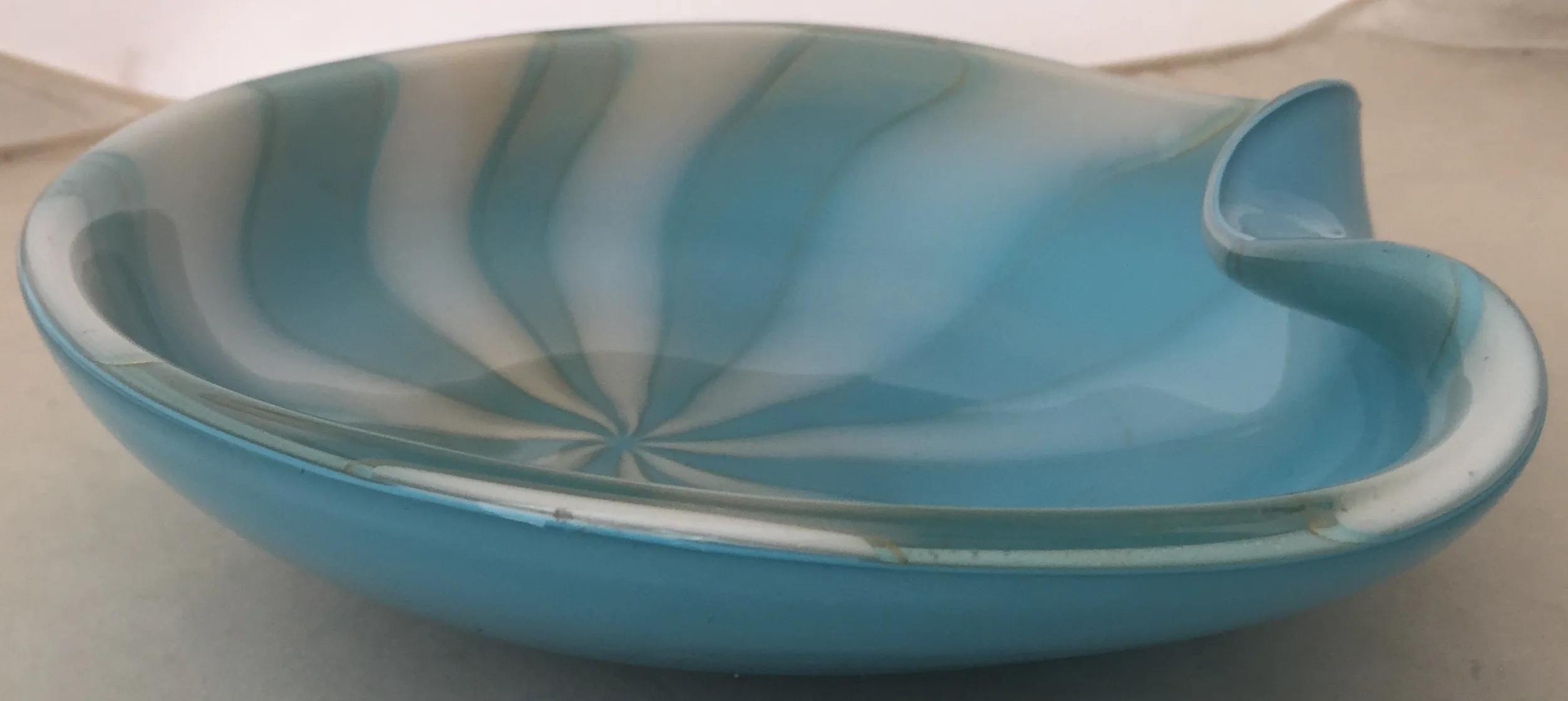 ciotola di vetro di murano blu con design ondulato, antichità