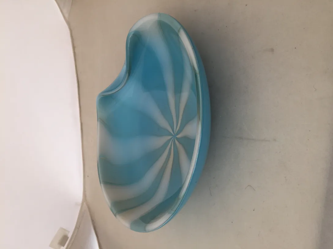 design azul em um antigo cristal de murano