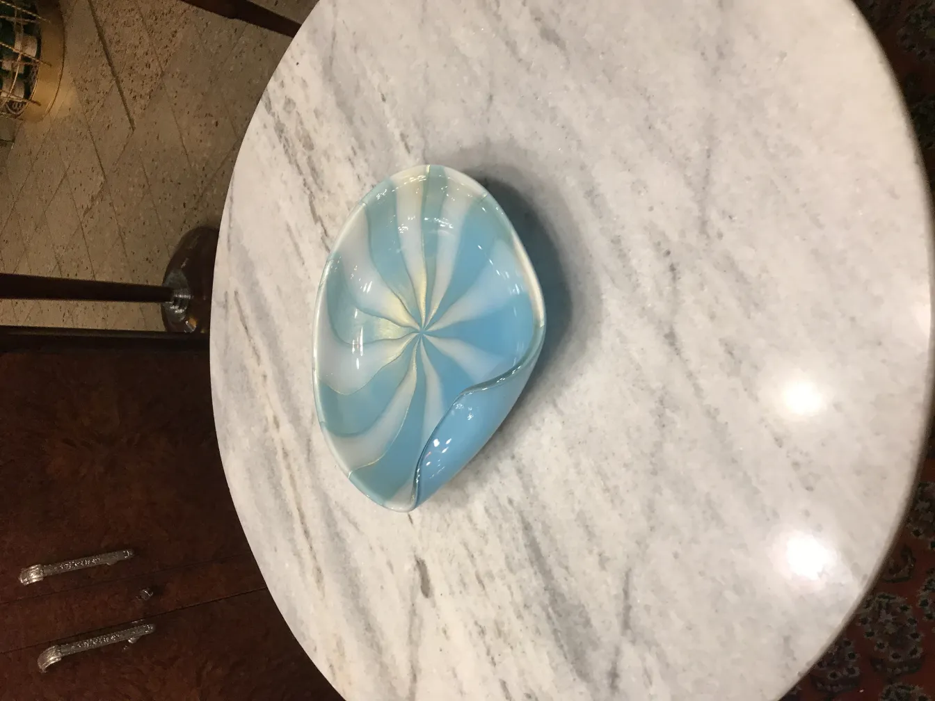 antiker murano-glas teller mit hellem blauen spiralmuster