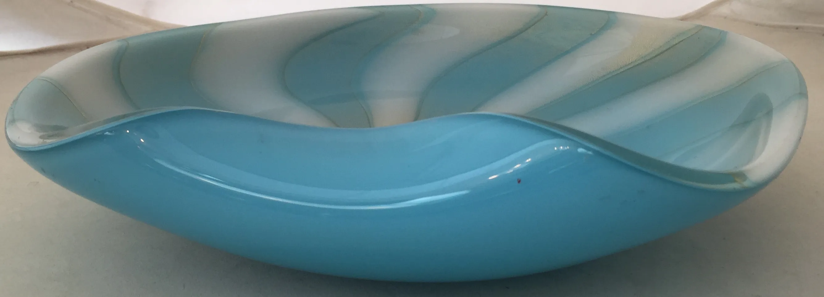 linda cristal de murano antigo com forma orgânica azul clara