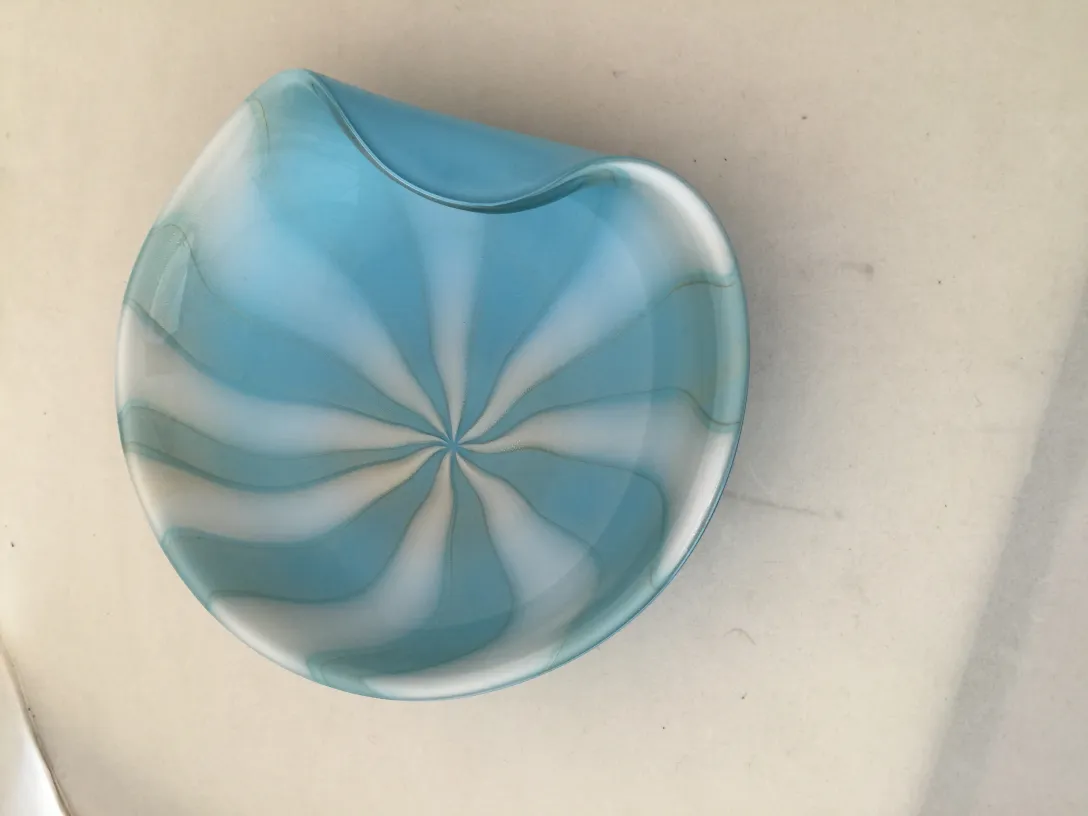 bowl de cristal de murano azul claro com design espiral