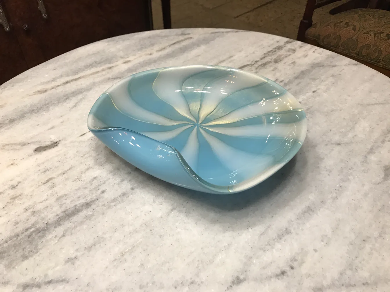 piatto decorativo in vetro di murano azzurro con design a spirale