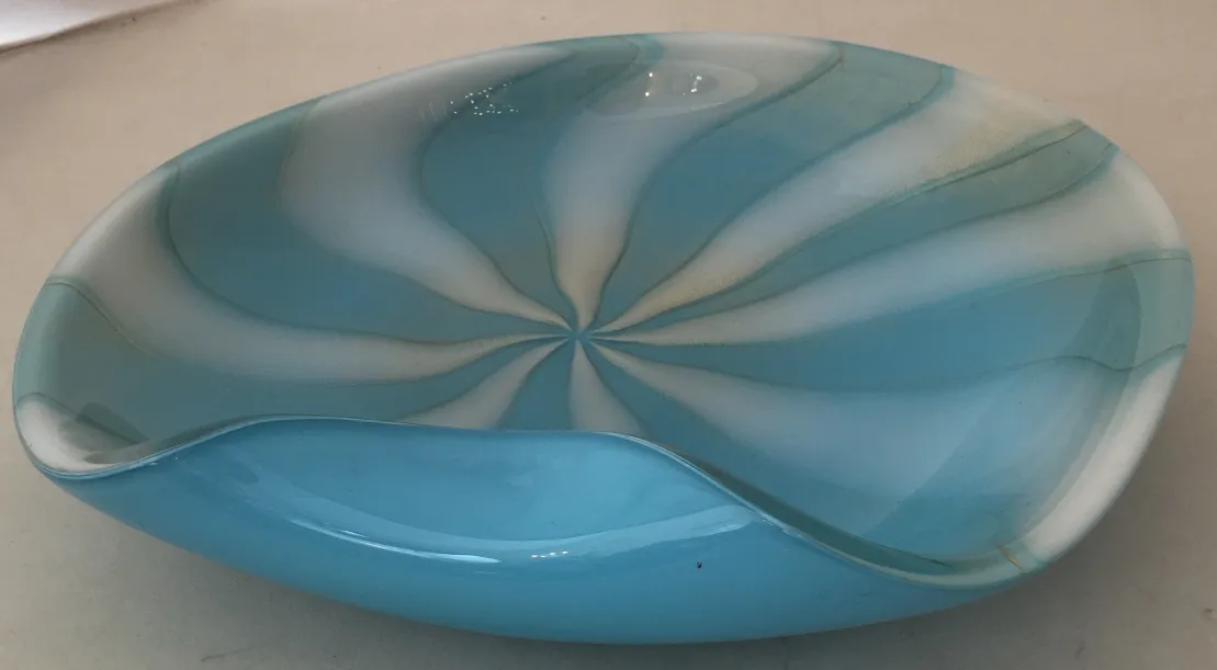plato antiguo de cristal de murano azul con ondas