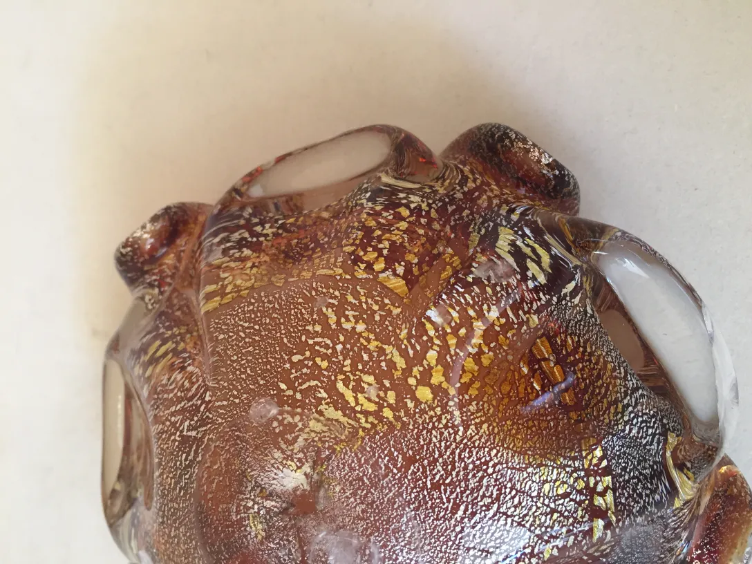 Cristal de Murano ancien avec des détails colorés et un design unique.