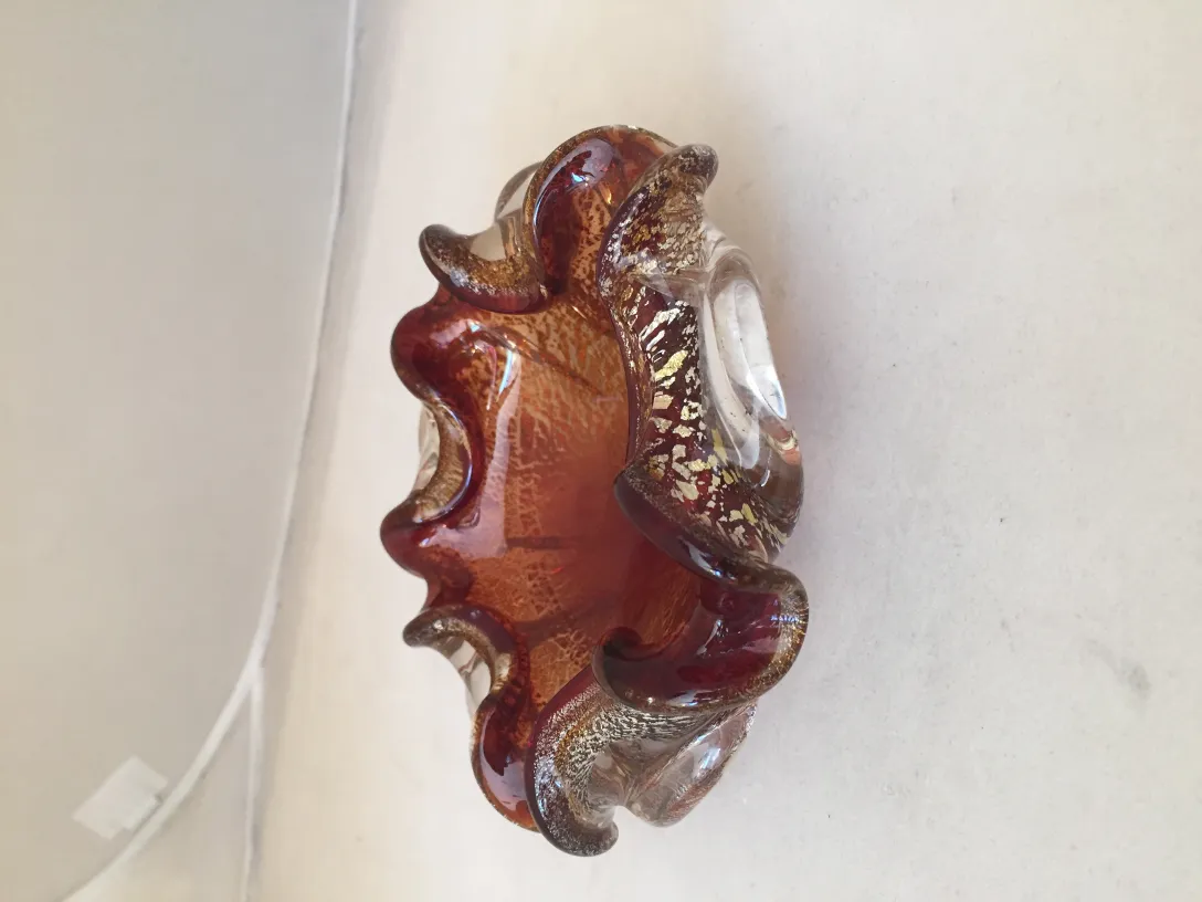 antikes dekoratives Murano-Glas-Stück mit gewellter Form